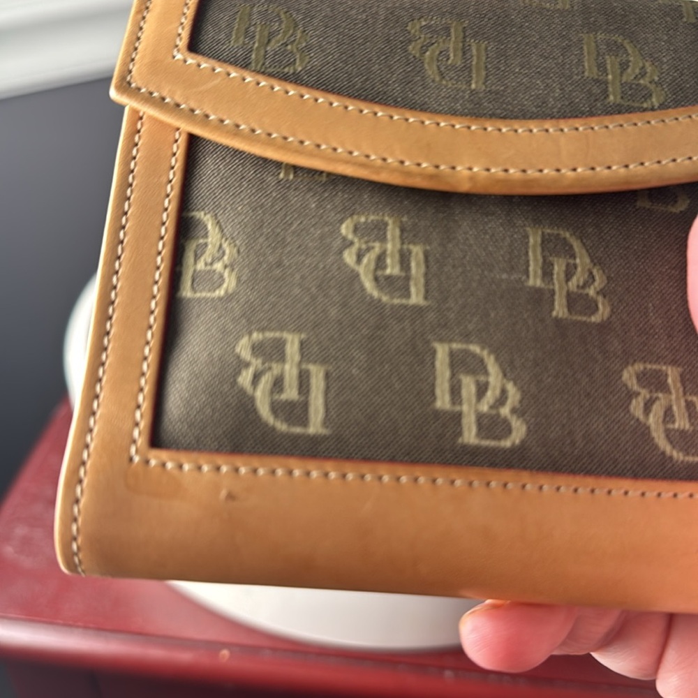 EUC Dooney & Bourke leather and canvas monogram wallet with kiss lock on back - Picture 8 of 8